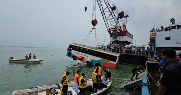 পদ্মায় ডুবে যাওয়া বাস উদ্ধার, অল্পের জন্য রক্ষা পেল ৩৭ যাত্রী