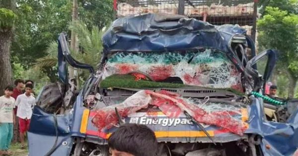 টাঙ্গাইলে দাঁড়িয়ে থাকা ট্রাকে পিকআপের ধাক্কা, প্রাণ গেল ৪ জনের