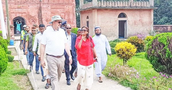 চাঁপাইনবাবগঞ্জে মার্কিন রাষ্ট্রদূত, পরিদর্শন করলেন প্রাচীন প্রত্নস্থল