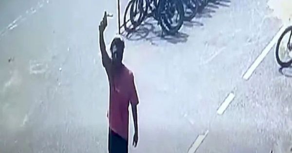চট্টগ্রামে ফের প্রকাশ্যে অস্ত্র উঁচিয়ে 
ফাঁকা গুলি, এলাকায় আতঙ্ক
