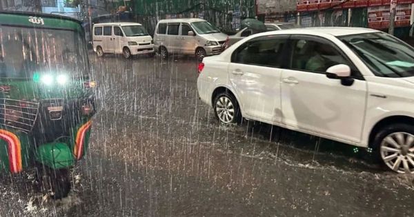 তীব্র ভ্যাপসা গরমের পর রাজধানীতে ঝুমবৃষ্টি, জনজীবনে স্বস্তি
