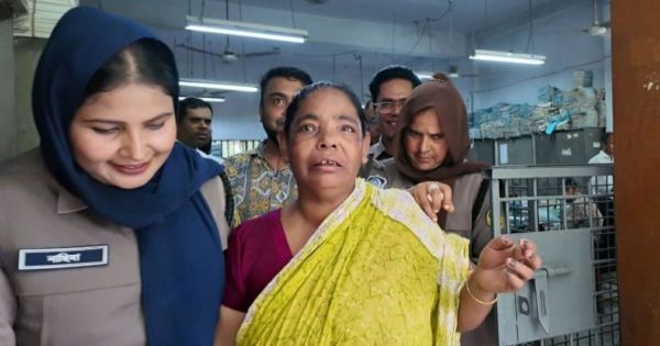 আসামির হয়ে প্রক্সি দিতে এসে আদালতে নারী আটক