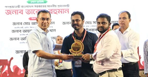 শহীদ পরিবার ও আহতদের জুলাই স্মৃতি স্মারক প্রদান করলেন প্রধানমন্ত্রী