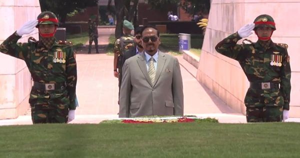 শহীদ রাষ্ট্রপতি জিয়াউর রহমান ও খালেদা জিয়ার কবরে ভারপ্রাপ্ত রাষ্ট্রপতির শ্রদ্ধা