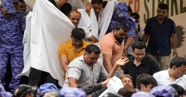 সাদা পোশাকে আচমকা সোনম ওয়াংচুককে নিয়ে গেল দিল্লি পুলিশ