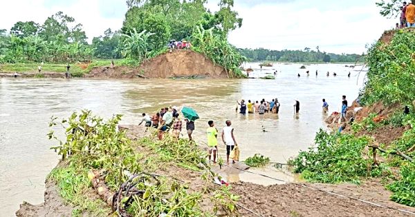উজানের ঢল ও ভারি বৃষ্টিপাতে তীব্র হচ্ছে বন্যা পরিস্থিতি