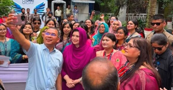হাসিমুখে সেলফি, ঢামেকে প্রধানমন্ত্রীর প্রাণবন্ত উপস্থিতি