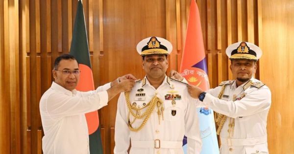 নতুন নৌপ্রধানকে ভাইস অ্যাডমিরাল র‍্যাংক ব্যাজ পরিয়ে দিলেন প্রধানমন্ত্রী