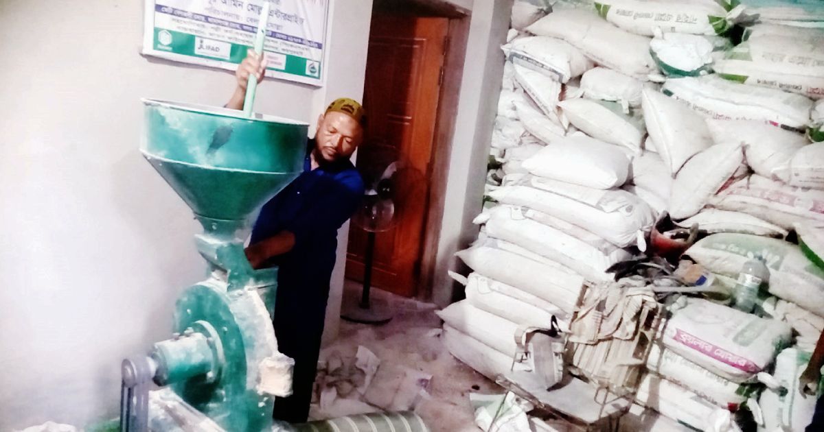 জয়পুরহাটে ডিমের খোসা থেকে পাউডার তৈরি করে স্বাবলম্বী