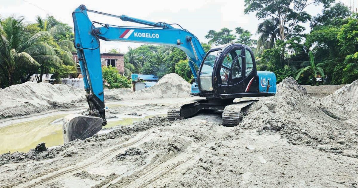 সড়কের পাশে চলছে বালুর রমরমা ব্যবসা