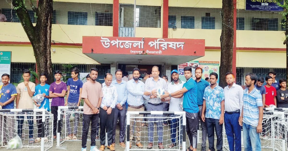 সৈয়দপুরে কিশোরদের মাঝে খেলা সামগ্রী বিতরণ