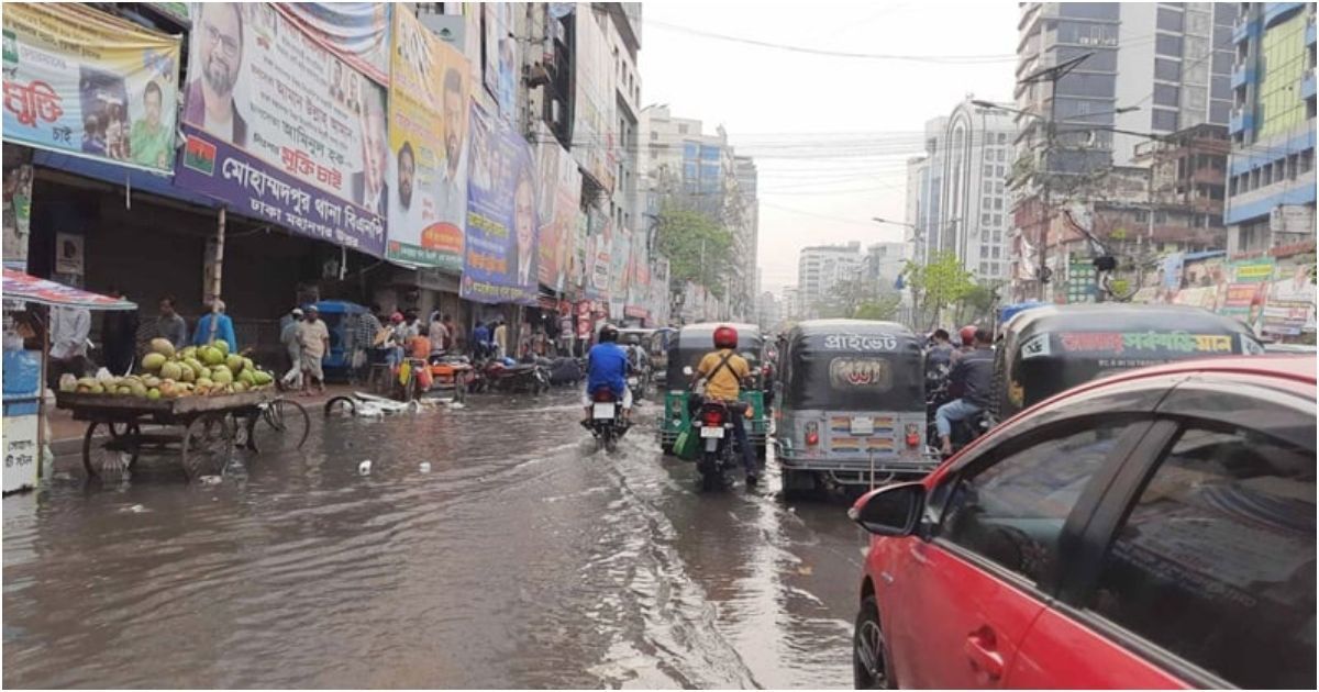 রাত থেকে বৃষ্টি, রাজধানীর বিভিন্ন সড়কে পানি