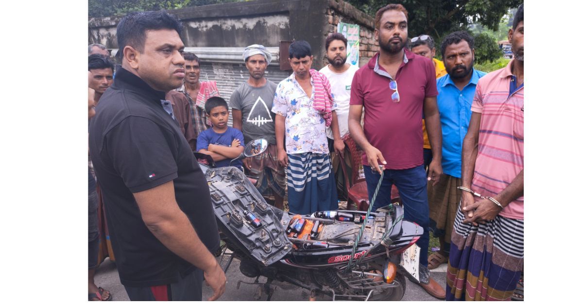 মটরসাইকেলে থরে থরে সাজানো ছিলো ফেনসিডিল