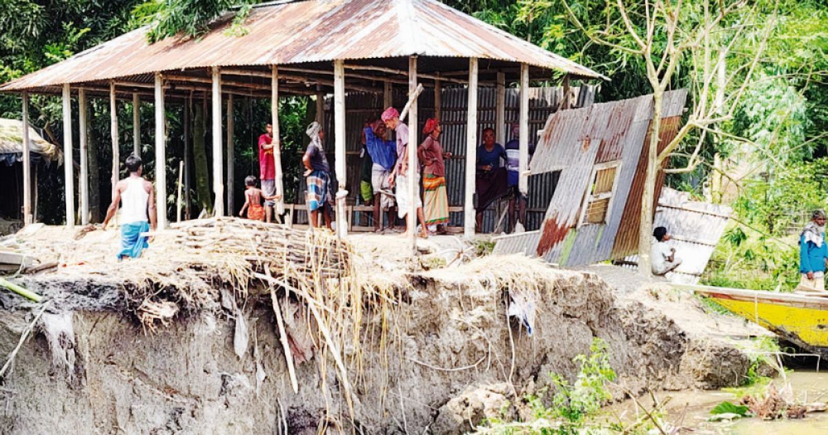 সিরাজগঞ্জের এনায়েতপুরে ২৫টি বসতভিটা যমুনায় বিলীন