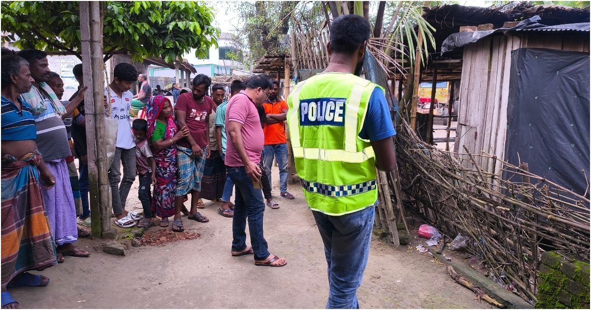 মেহেরপুরে মুদি দোকানের সামনে রাখা ছিলো পলিথিনে মোড়ানো দুটি ককটেল