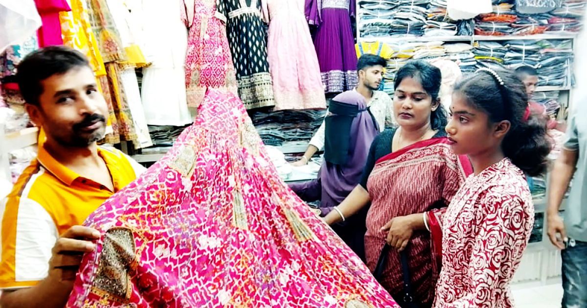 দুর্গোৎসব ঘিরে নড়াইলে জমে ওঠেছে কেনাকাটা