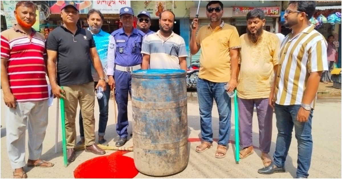 পাংশায় যানজট নিরসনে কাজ করছে বণিক সমিতি