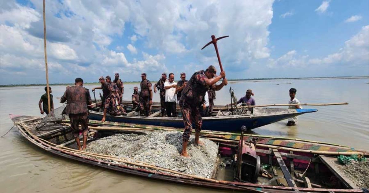 তিস্তা নদীতে অবৈধ পাথর উত্তোলনের বিরুদ্ধে প্রশাসনের অভিযান