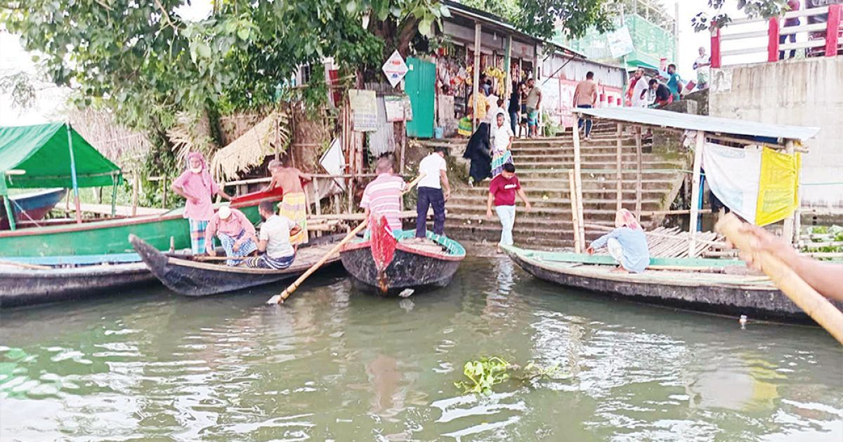 রূপগঞ্জে বিলুপ্তির পথে বৈঠার নৌকা