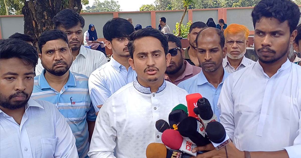 নির্বাচন কমিশন চাপের কাছে নত হয়ে সিদ্ধান্ত নিচ্ছে