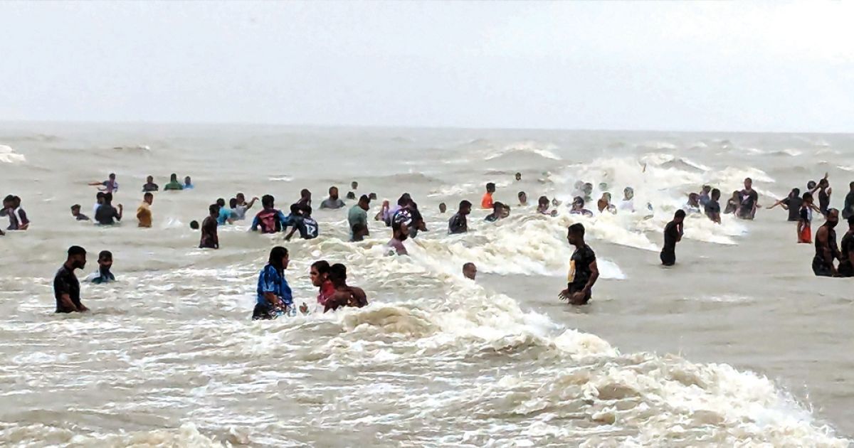 পূজার ছুটি ঘিরে কুয়াকাটায় বাড়ছে পর্যটকদের ভিড়