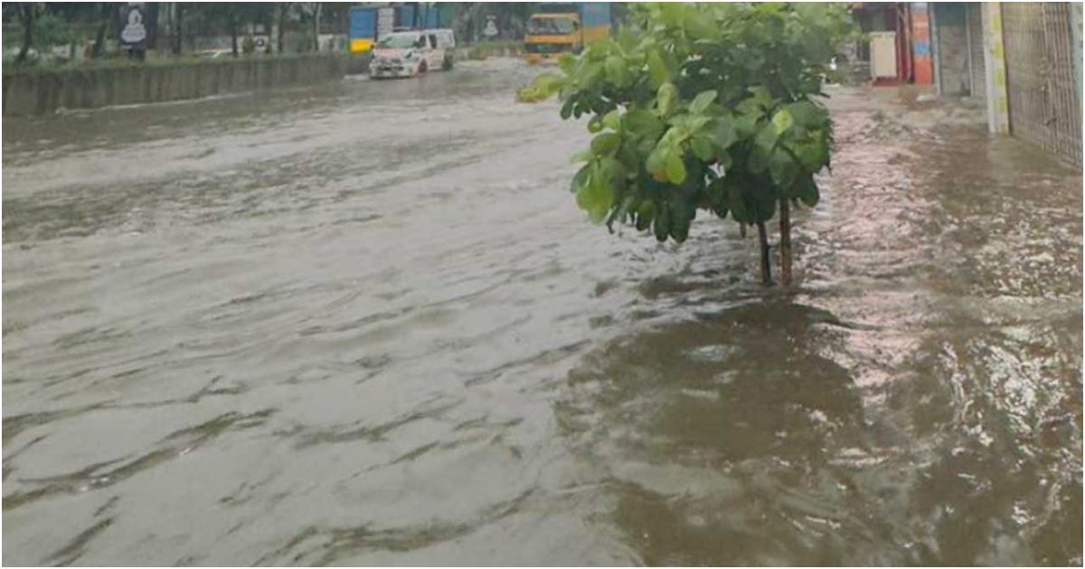 মুষলধারে বৃষ্টিতে ঢাকার সড়কে জলাবদ্ধতা