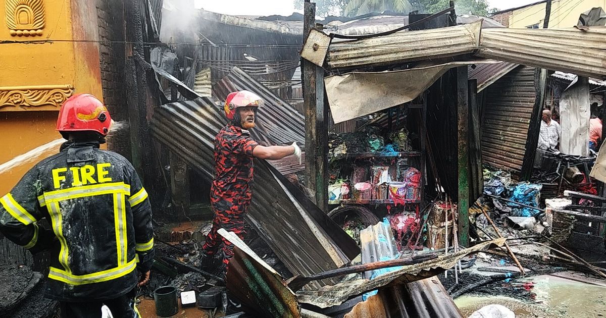 কাপাসিয়া বাজারে অগ্নিকাণ্ডে অর্ধকোটি টাকার ক্ষয়ক্ষতি