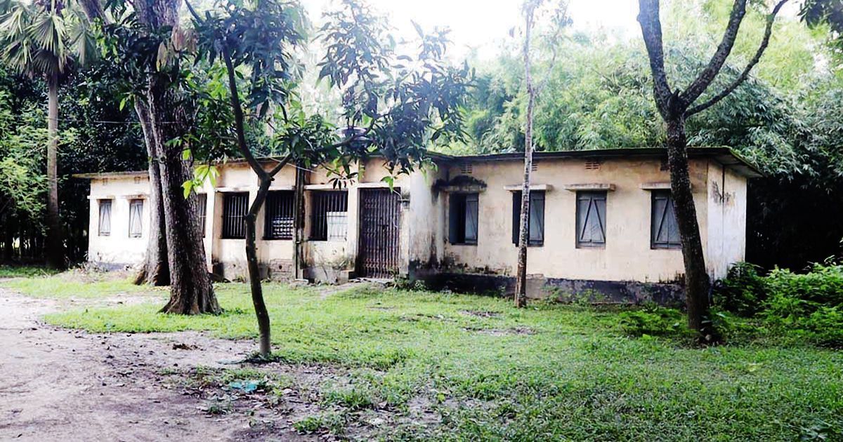 নওগাঁয় স্বাস্থ্যকেন্দ্র বন্ধ থাকায় ভোগান্তিতে সেবা প্রত্যাশীরা