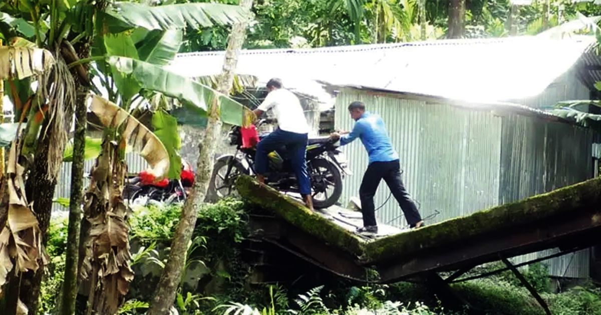 ভোলায় ব্রিজ ভেঙে চলাচলে দুর্ভোগে হাজার হাজার মানুষ