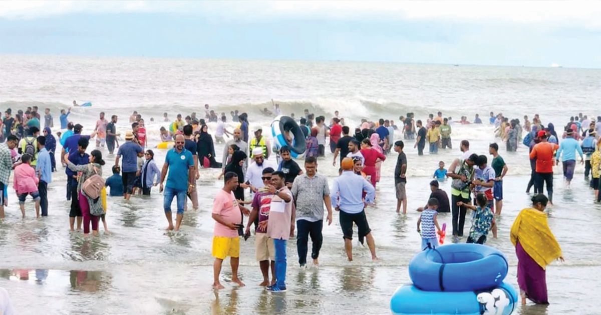 বৈরী আবহাওয়ায়ও উৎসবের
আমেজে মুখর কক্সবাজার