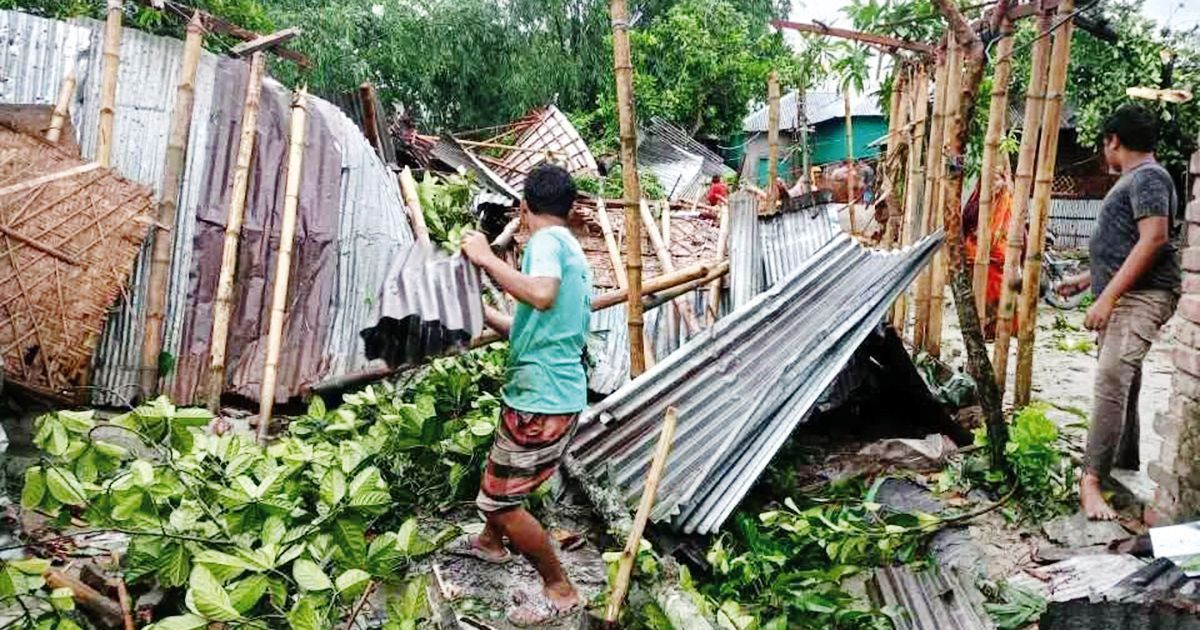 টর্নেডোতে কিশোরগঞ্জে পাঁচ শতাধিক বাড়ি ঘর বিধ্বস্ত