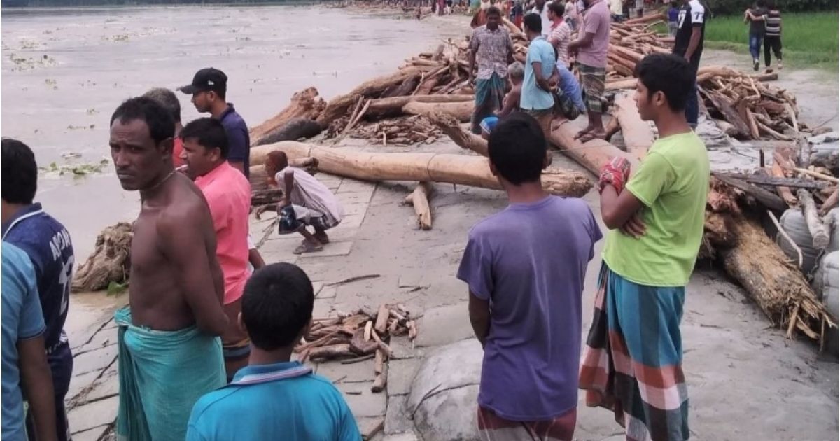 ভারত থেকে ভেসে আসা ঢলে গাছের গুঁড়ি ধর‌তে গি‌য়ে নিখোঁজ ধান ব্যবসায়ী