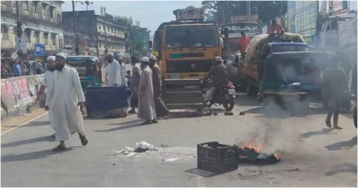 বাসের ধাক্কায় হেফাজত নেতার মৃত্যু, চট্টগ্রামে মহাসড়ক অবরোধ