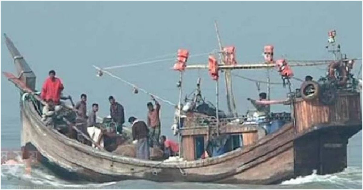 পাঁচ দিন ধরে সাগরে ভাসমান ২৬ জেলেকে উদ্ধার করলো নৌ বাহিনী