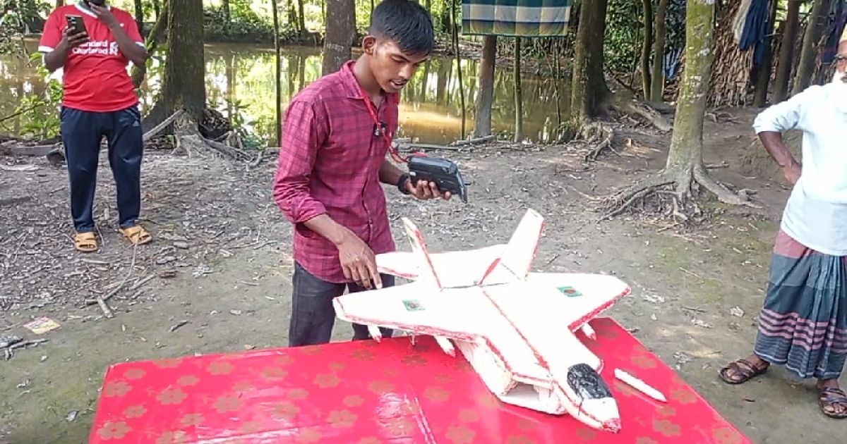 আমতলীতে নবম শ্রেণির ছাত্র সিফাতের যুদ্ধবিমান আবিষ্কার
