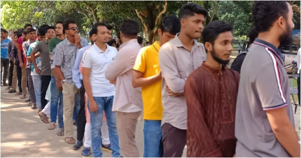 রাকসু: উচ্ছ্বাস নিয়ে ভোট দিচ্ছেন শিক্ষার্থীরা